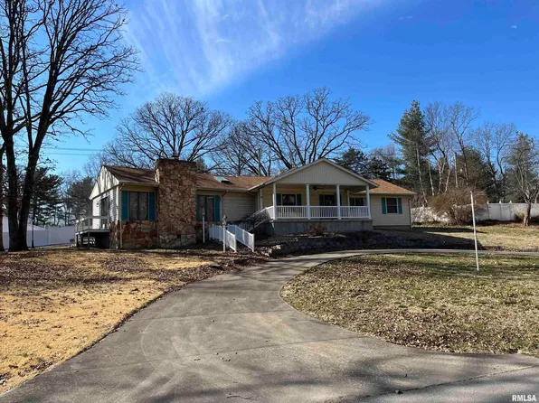 1131 N College St, Salem, IL 62881