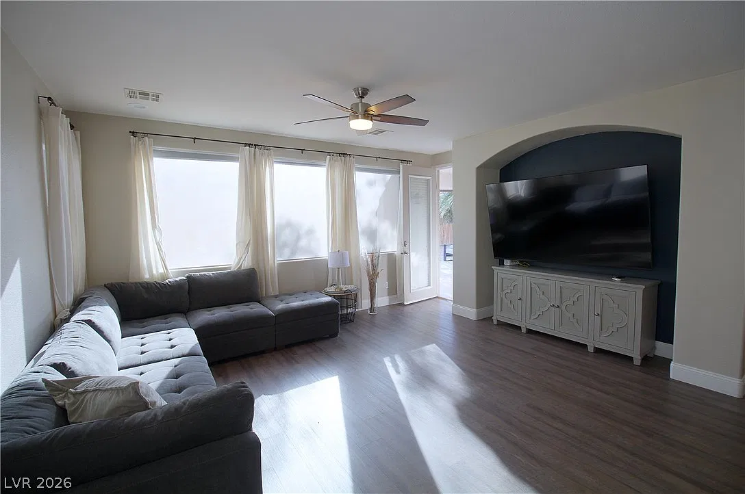 5 bed, 3.0 bath, 2303 sqft, $2,795 — Photo 4