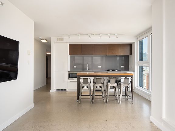 3rd image of 150 Cordova St E #902