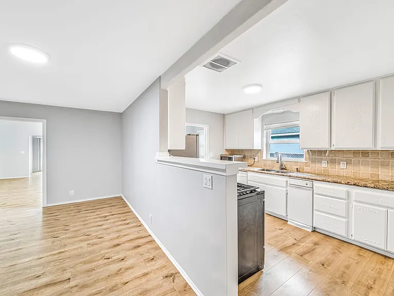 367 N Waverly St — Photo 8