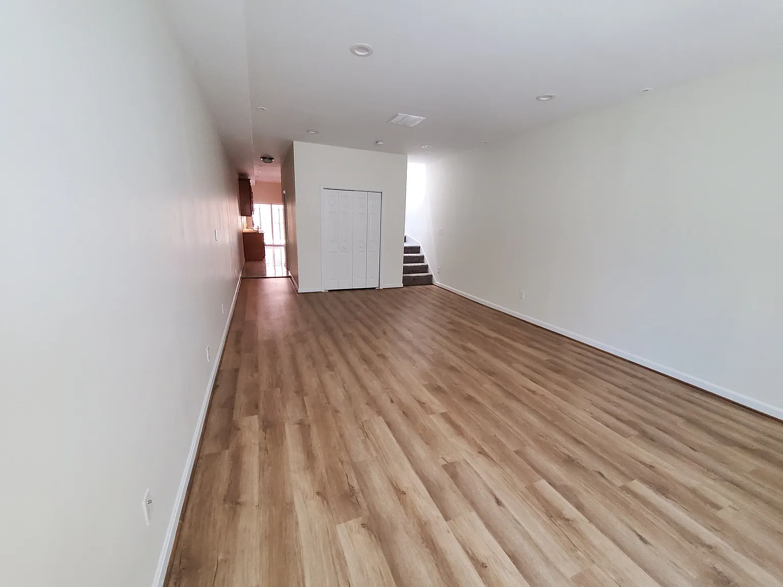 2 bed, 2.5 bath, 1400 sqft, $3,700 — Photo 3