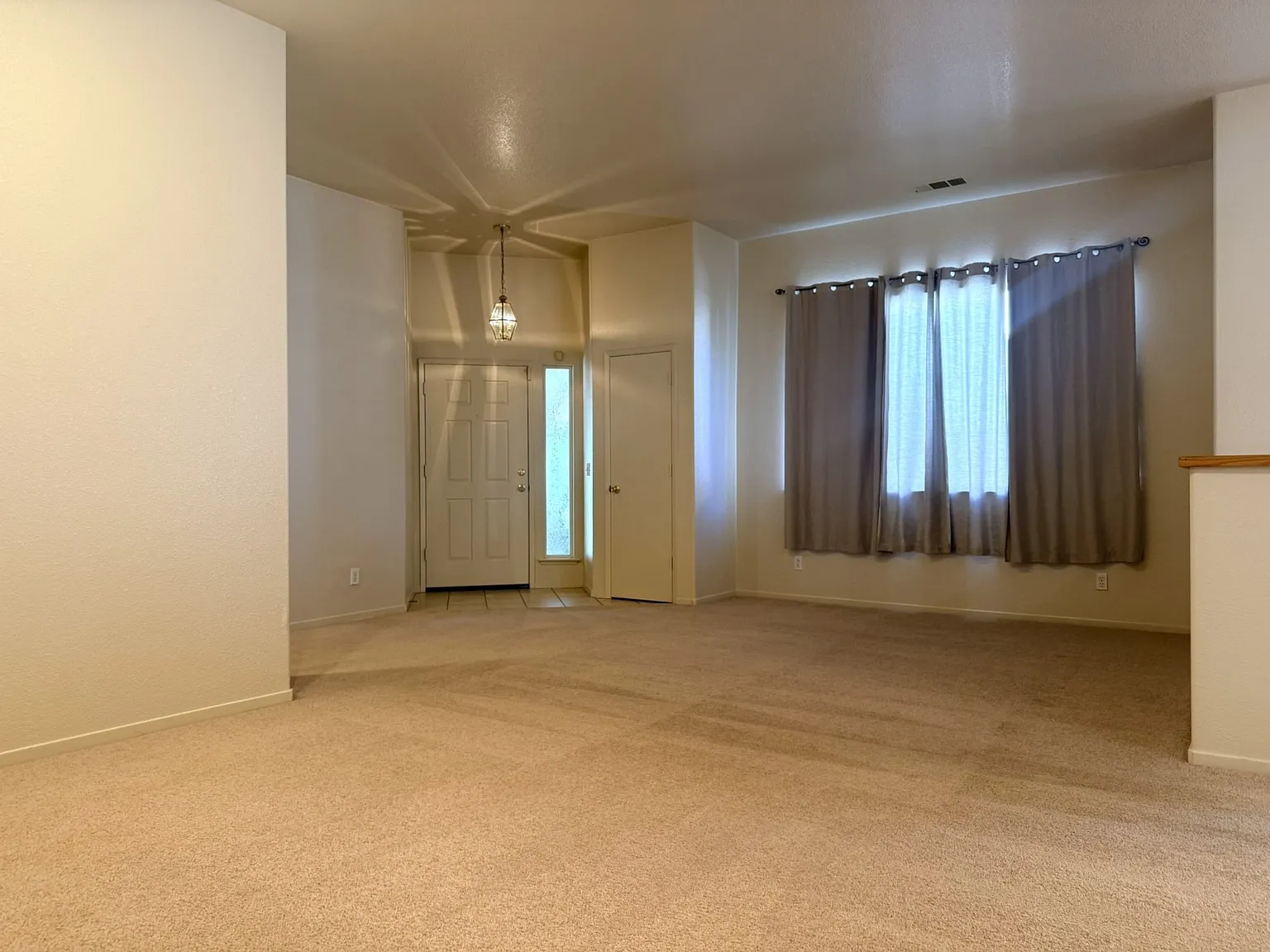 3 bed, 1827 sqft, $2,250 — Photo 2