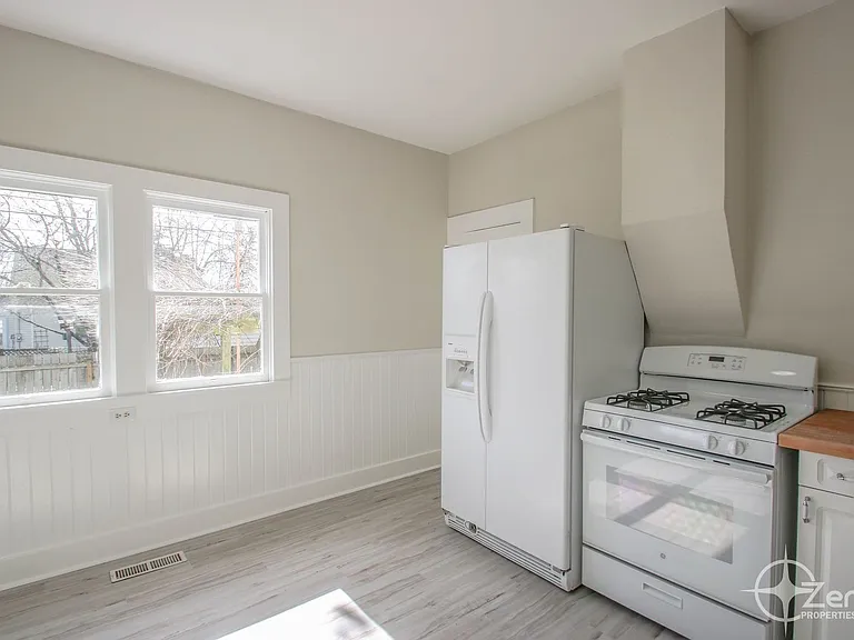315 W 27th St — Photo 11