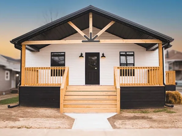 424 W 1st St, Rushville, IN 46173