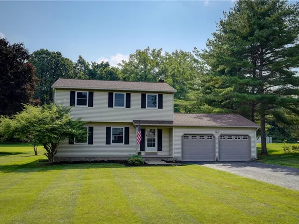 29 Drumlin Dr, Macedon, NY 14502