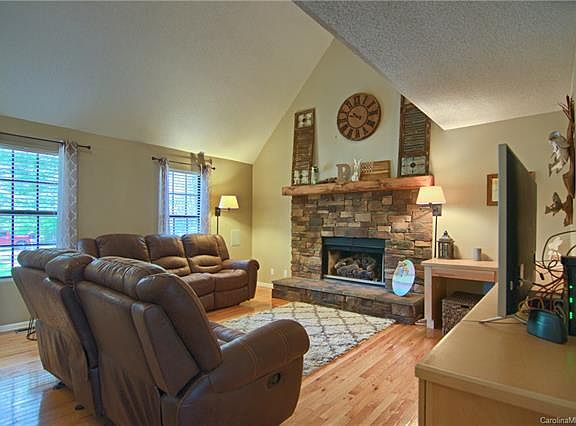 5th image of 221 Pine Cove Ln