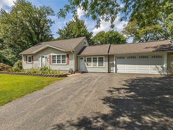 3rd image of 831 Bay Rd