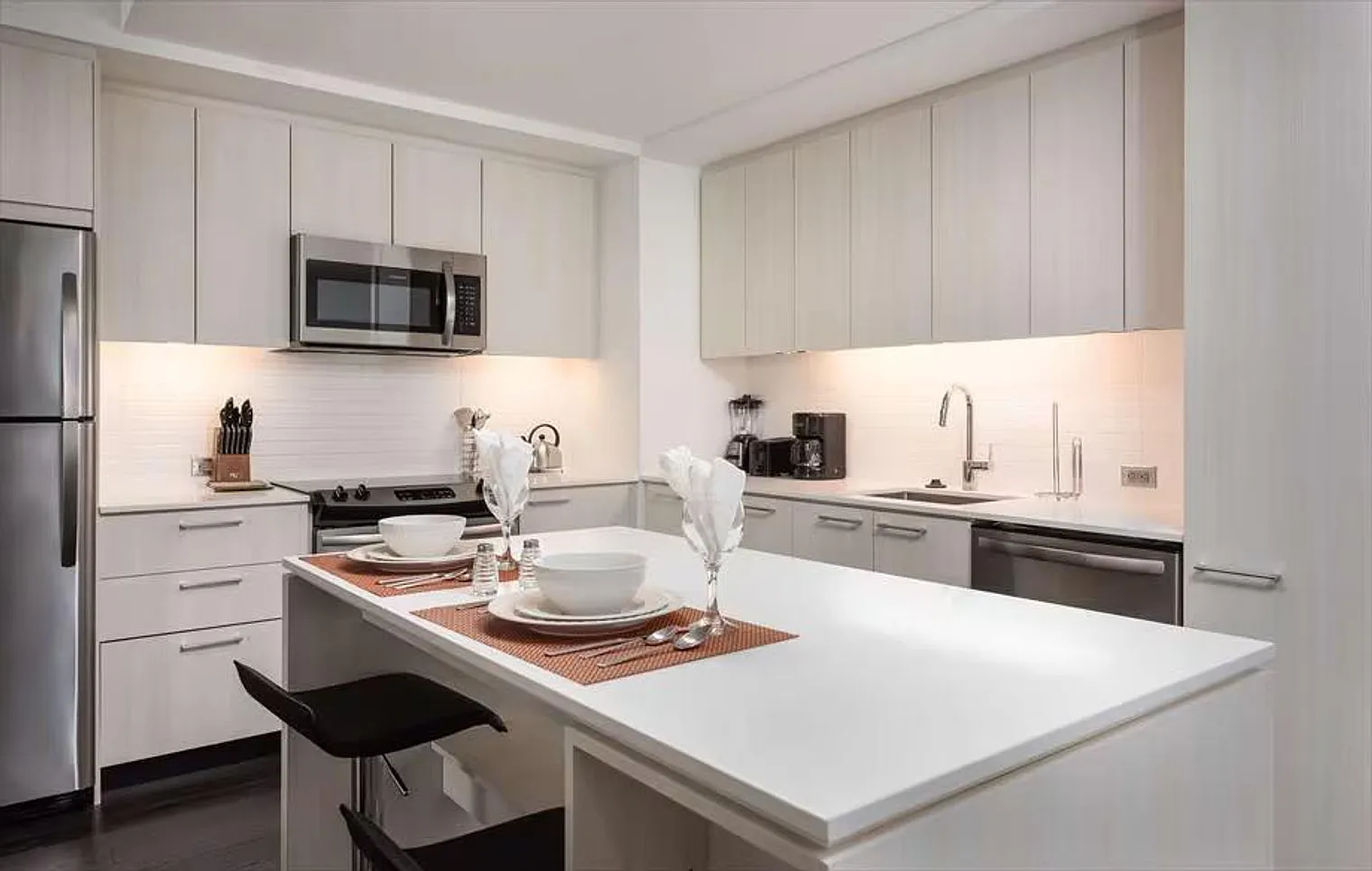 2 bed, 2.0 bath, 1227 sqft, $8,712 — Photo 4