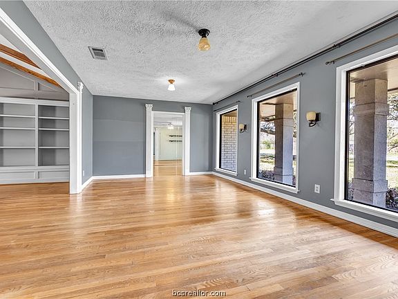 5th image of 1800 Shadowwood Dr