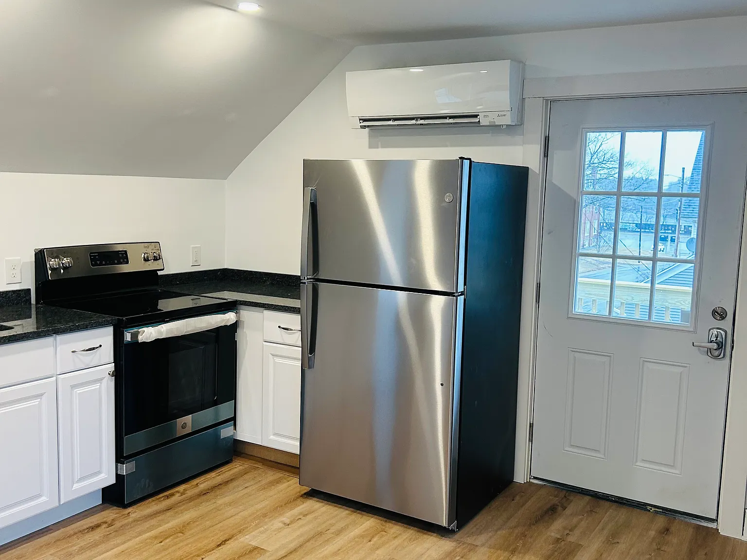 2 bed, 1.5 bath, 950 sqft, $1,650 — Photo 2