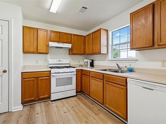 5th image of 21136 Fern St