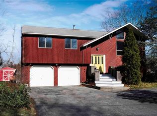 7 Friar Tuck Rd, Warwick, RI 02886