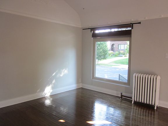4th image of 942 S Fairview Ave