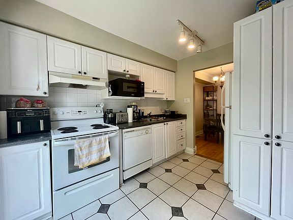 4th image of 242 Windhurst Dr
