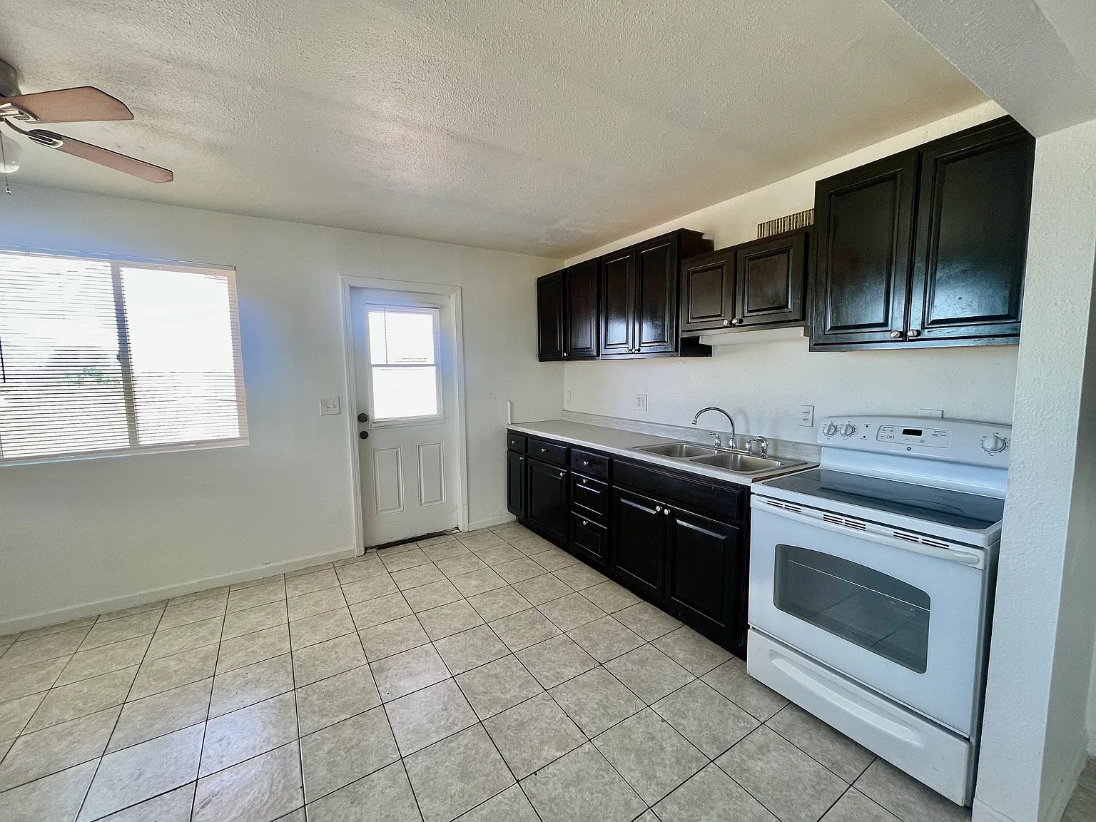 2 bed, 750 sqft, $1,800 — Photo 3