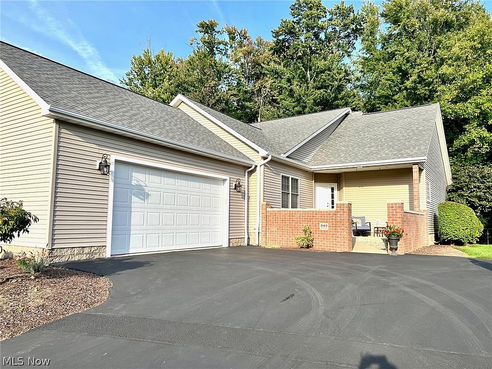 1st image of 242 Palmer Cir
