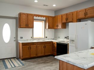 8213 E McClintic Rd, Syracuse, IN 46567