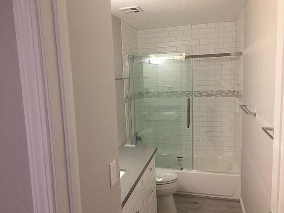 5th image of 2135 Ascot Dr APT 21
