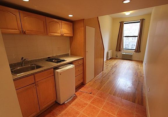 3rd image of 139 W 14th St APT 2H