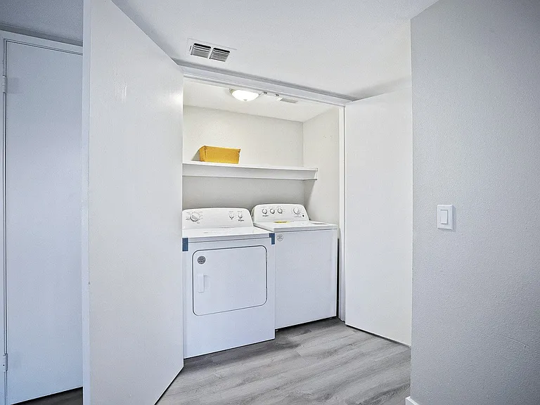 Riverwoods Apartments — Photo 23