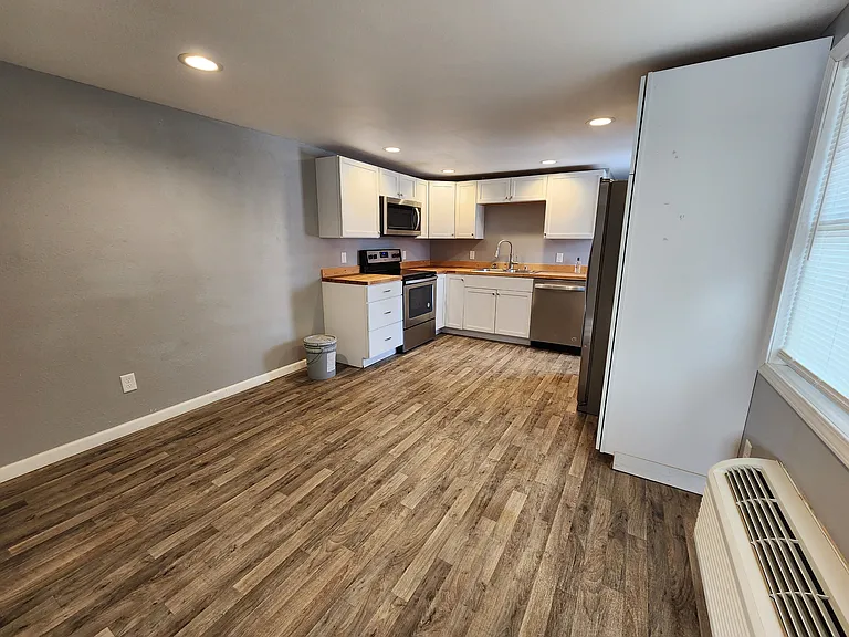 609 1st St W — Photo 2