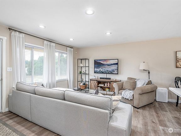 4th image of 1313 Gemini Street SE