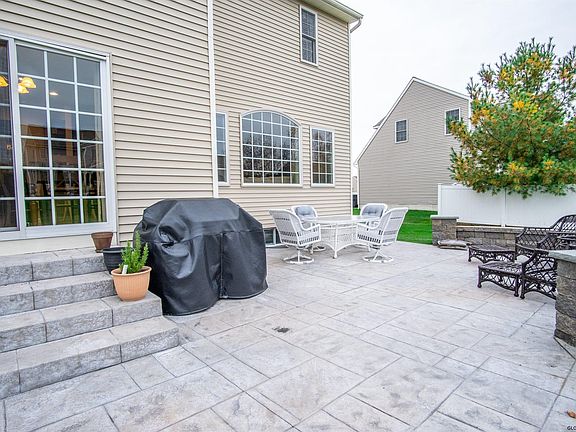 5th image of 9 Surrey Dr