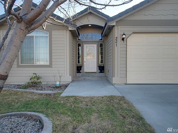 2nd image of 221 E Inglewood Dr