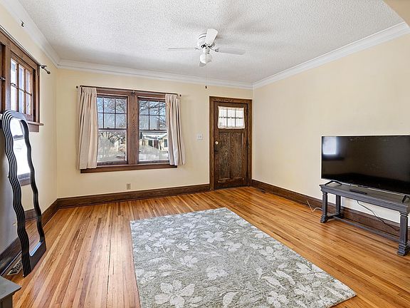 4th image of 3620 42nd Ave S