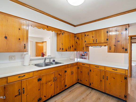 3rd image of 1416 Glenoaks Dr
