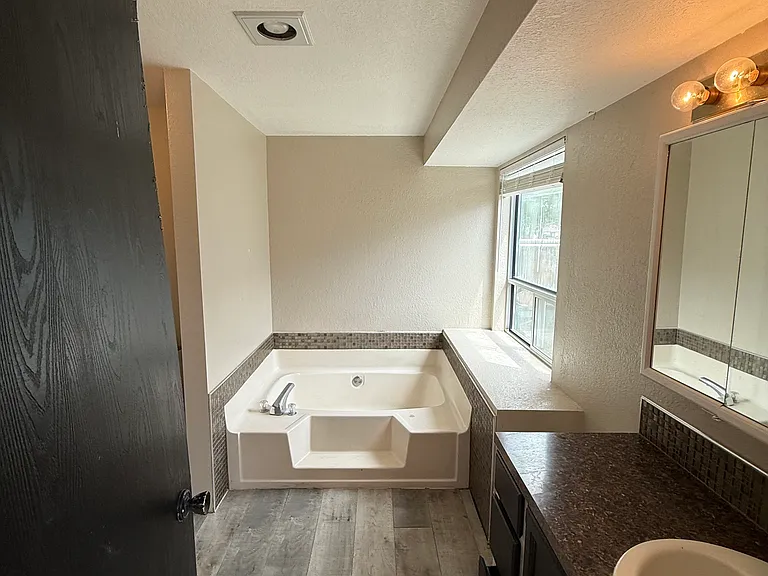 819 Hamelin Ln SE — Photo 1