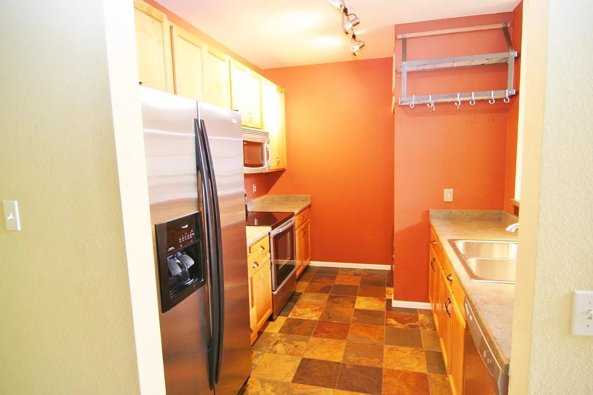 2 bed, 971 sqft, $1,900 — Photo 1