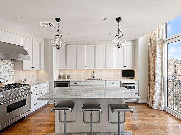4th image of 2150 Broadway APT Ph4a