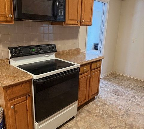 3rd image of 21001 Kenosha Ave