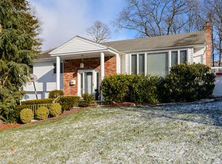 6 Woodland Rd, Oyster Bay, NY 11771