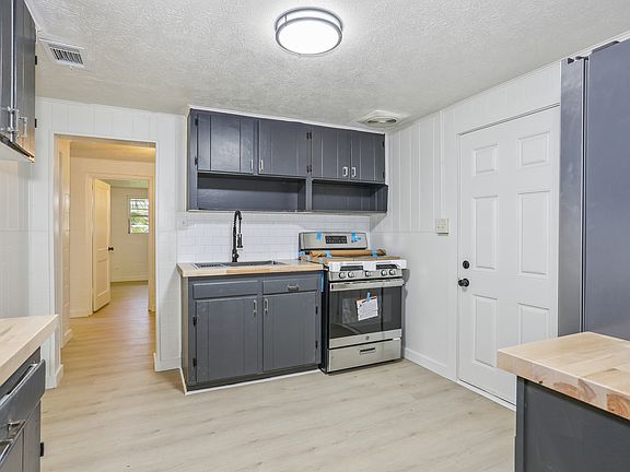 5th image of 204 Tennessee Dr
