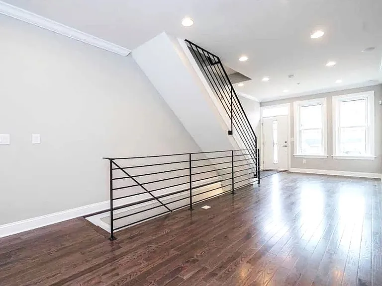 537 Morse St — Photo 3