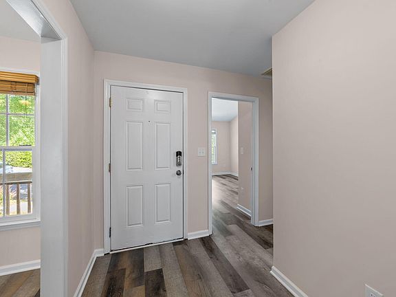 5th image of 102 Shady Spring Pl
