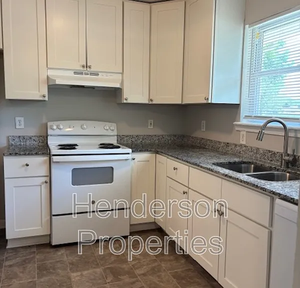 6820 N Ridge Ct — Photo 2