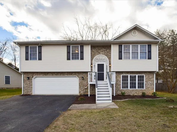 1715 Bush Farm Dr, Vinton, VA 24179