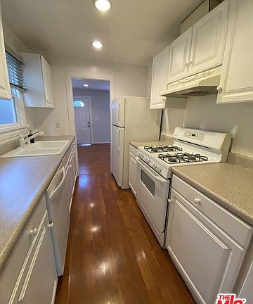 4th image of 1043 N La Jolla Ave