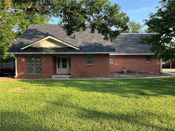 104 Meadow Ln, Groesbeck, TX 76642
