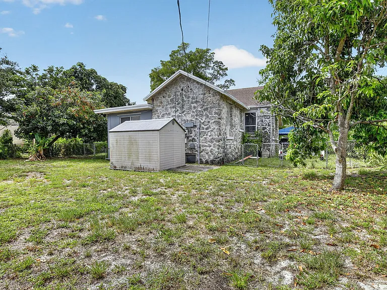 2465 Taylor St — Photo 36