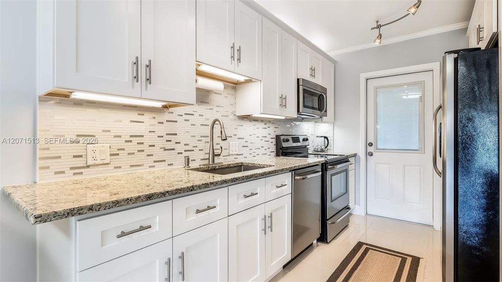 3300 N Palm Aire Dr APT 910, photo 6