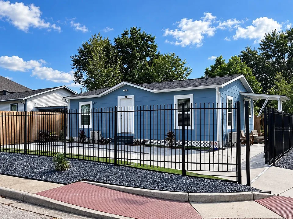908 Jewett St