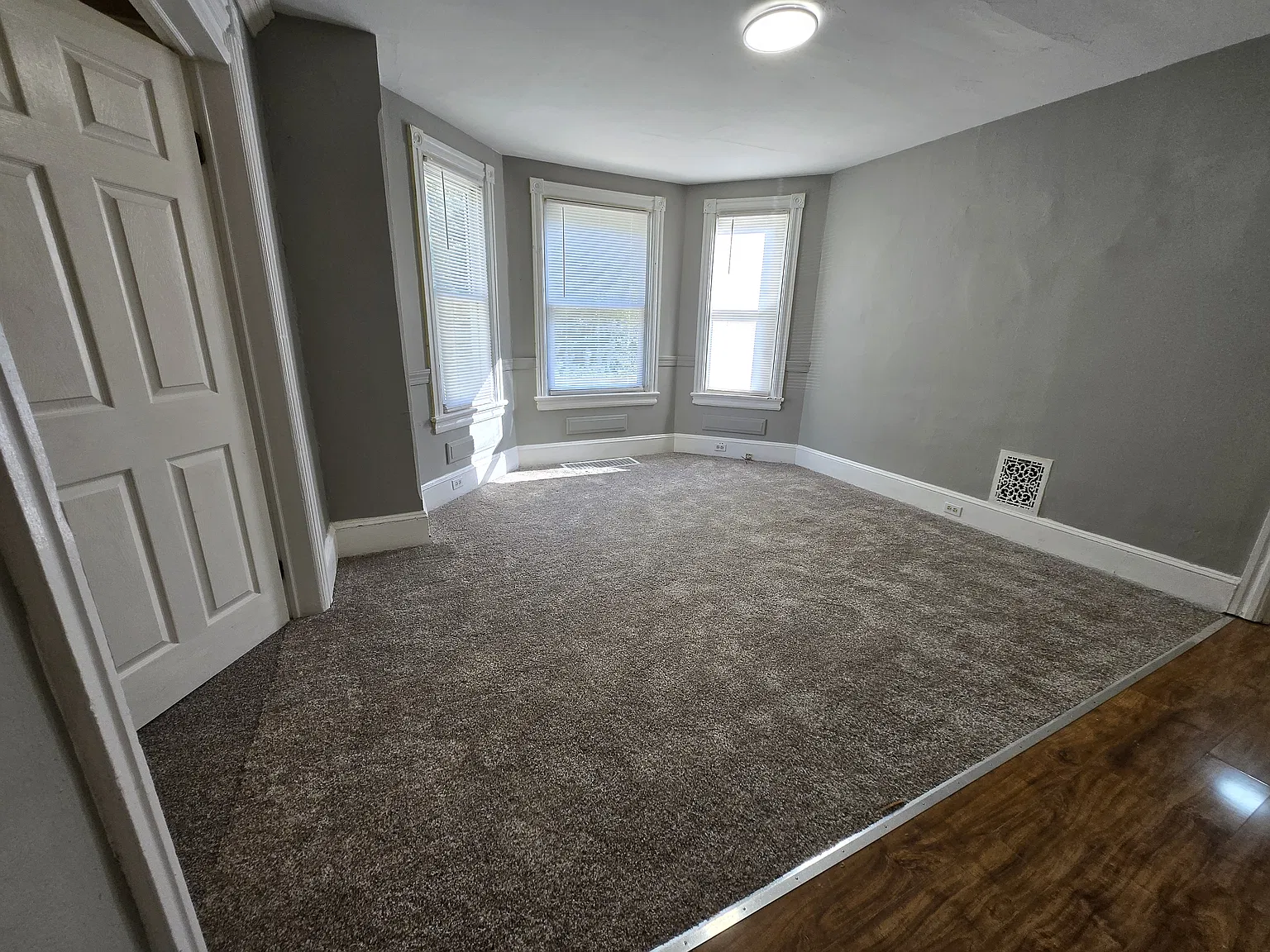 154 S 5th Ave — Photo 2
