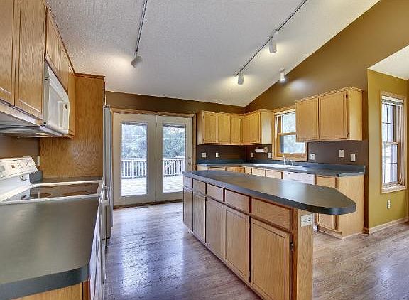 4th image of 3306 Rolling Hills Dr