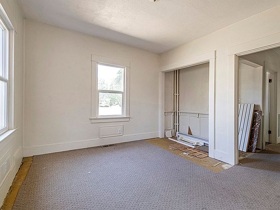 5th image of 233 SE 6th Ave