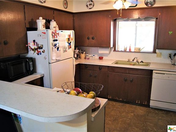 4th image of 110 Theresa St