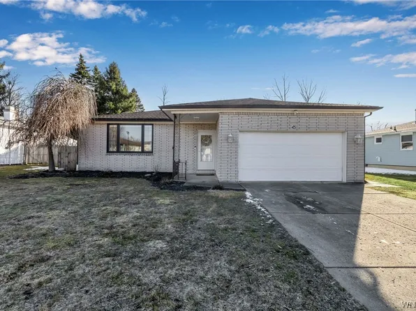 43 Croydon Dr, Depew, NY 14043